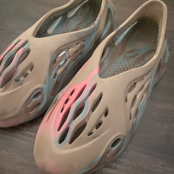 YZY Foam Runners - Picture 2 of 3